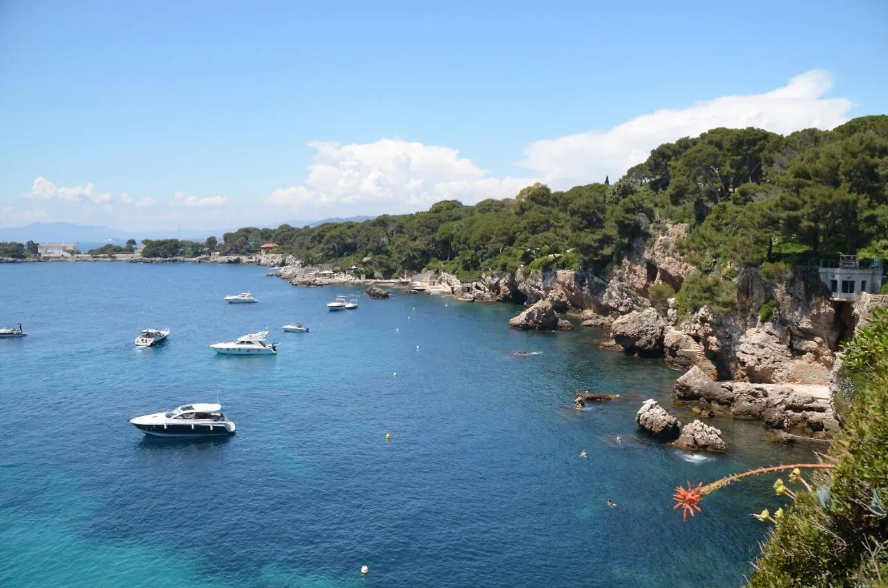 Grand 2 Pieces Renove Climatise, Vieil Antibes, Proche Port Apartment France
