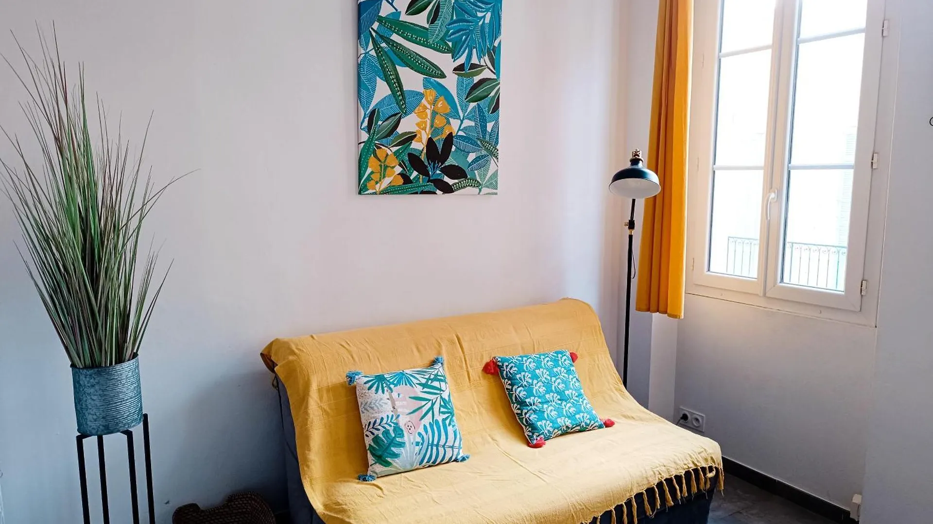Grand 2 Pieces Renove Climatise, Vieil Antibes, Proche Port Apartment France