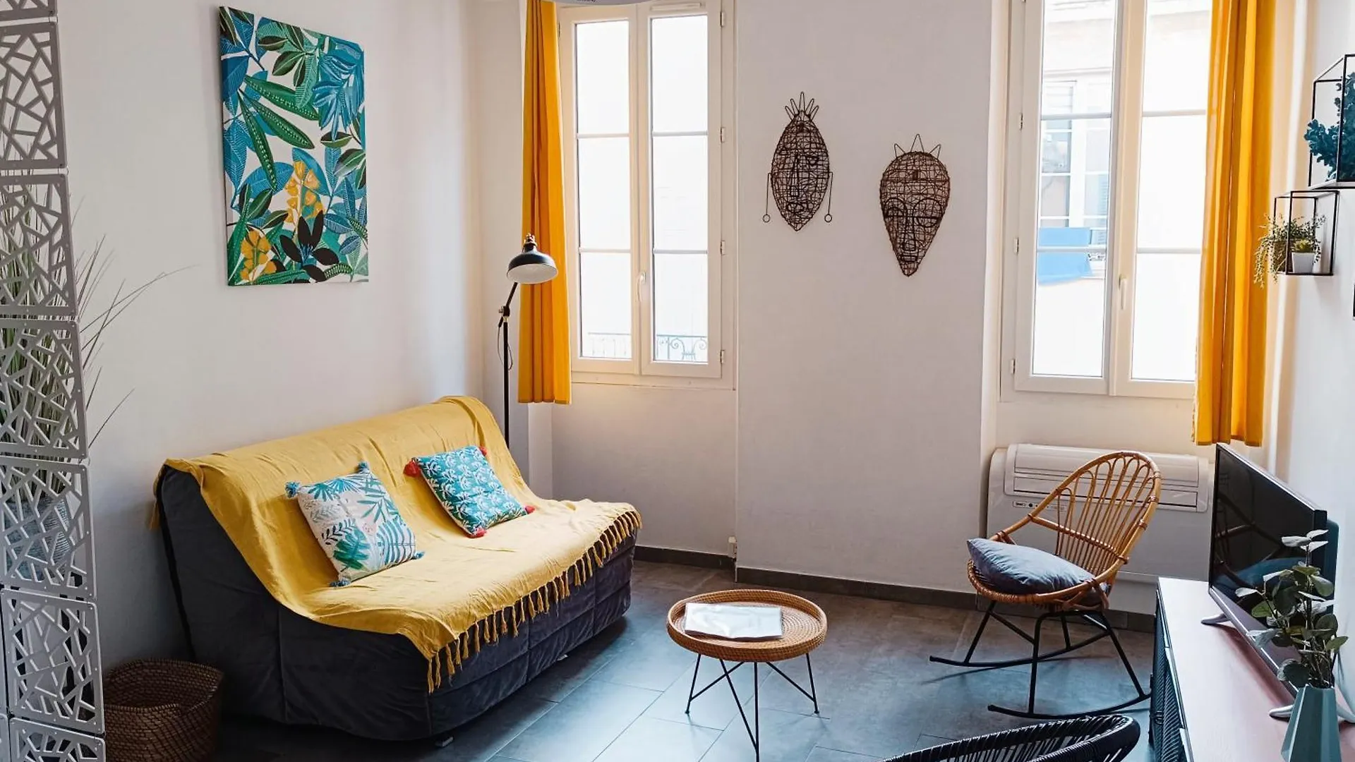 Grand 2 Pieces Renove Climatise, Vieil Antibes, Proche Port location