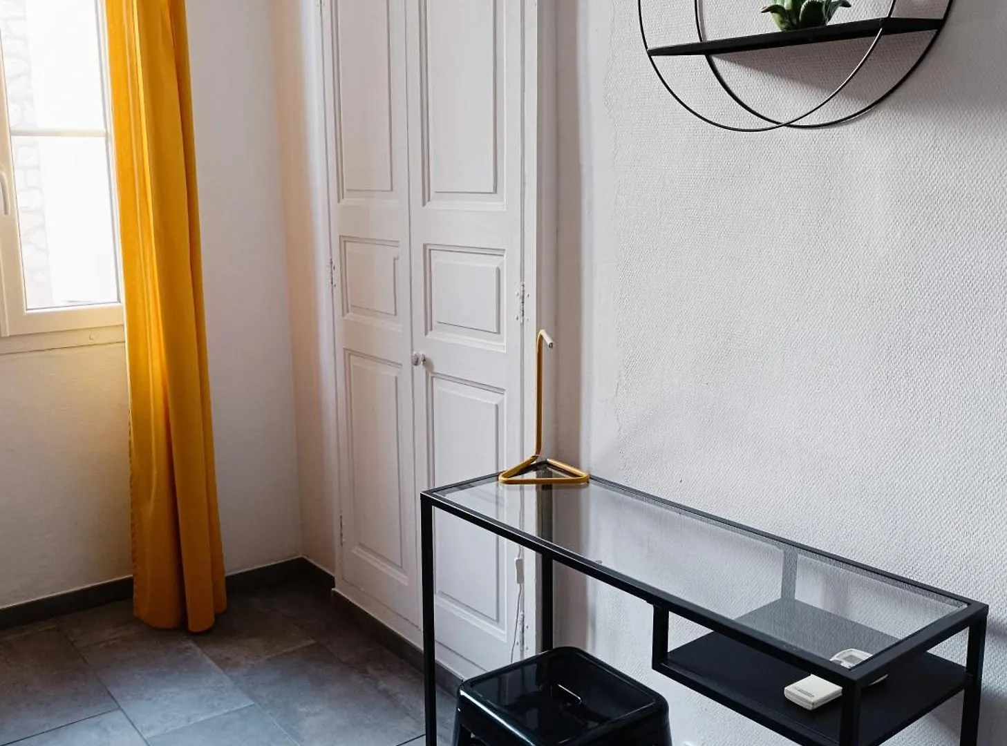 Grand 2 Pieces Renove Climatise, Vieil Antibes, Proche Port Apartment